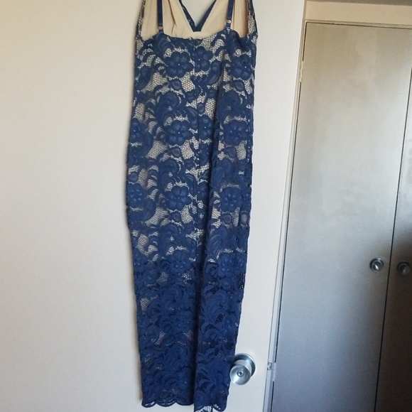 Lace body con midi dress - Picture 4 of 7